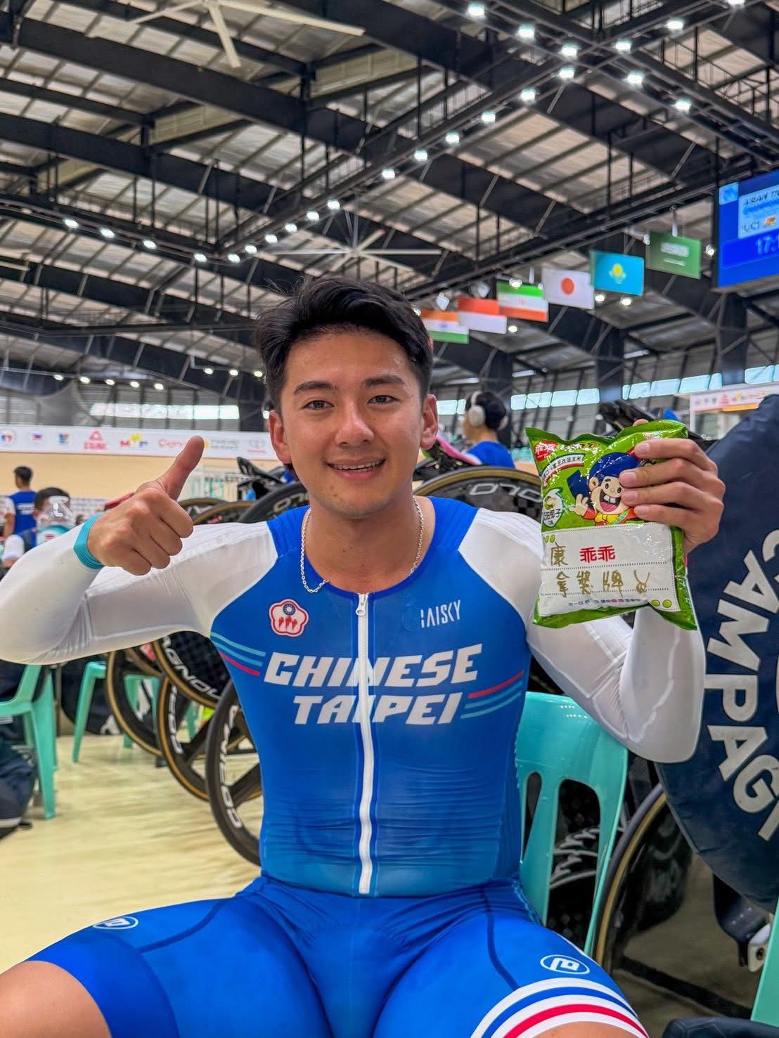 康士峰開心展示自己手裡的乖乖。徐悅修攝