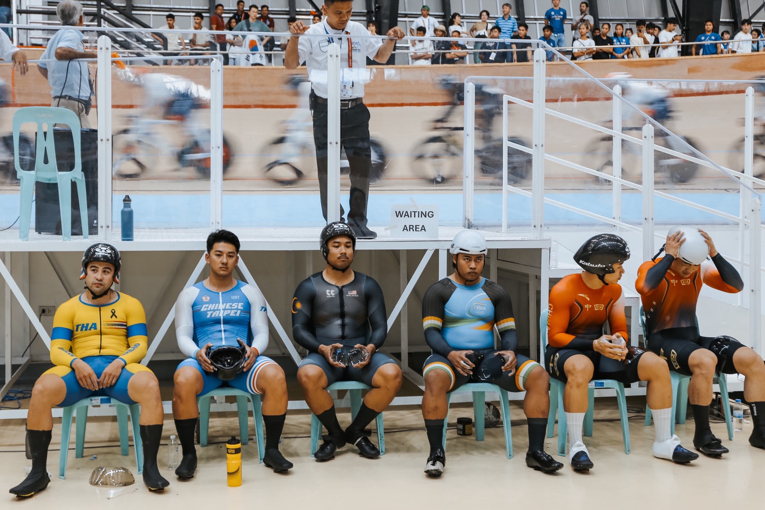 康世峰(左2)十年終於磨成劍。徐悅修攝