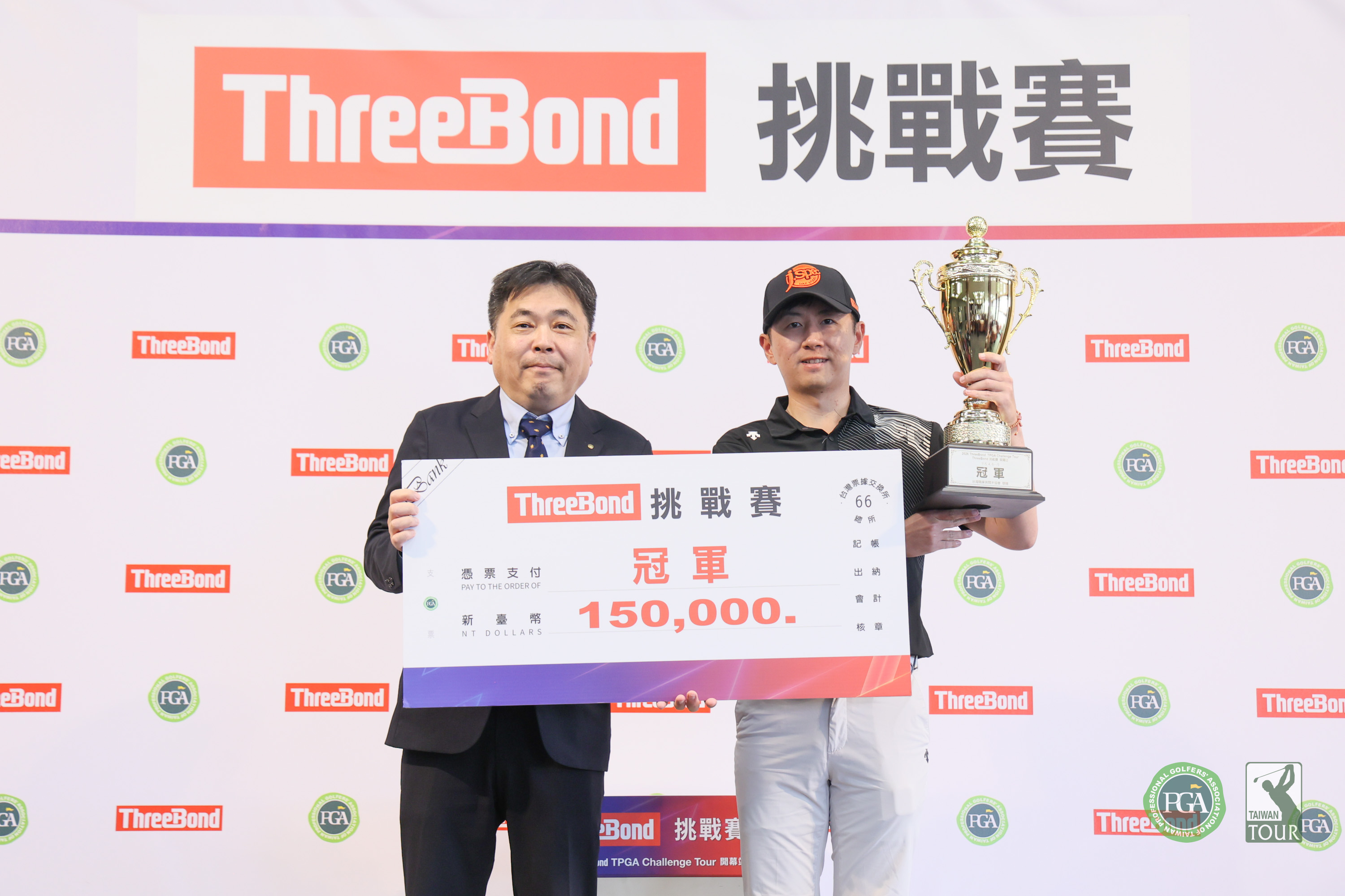 Threebond香港有限公司社長宮本成彥(左)頒發職業冠軍獎盃給謝霆葳。Tpga/林聖凱攝