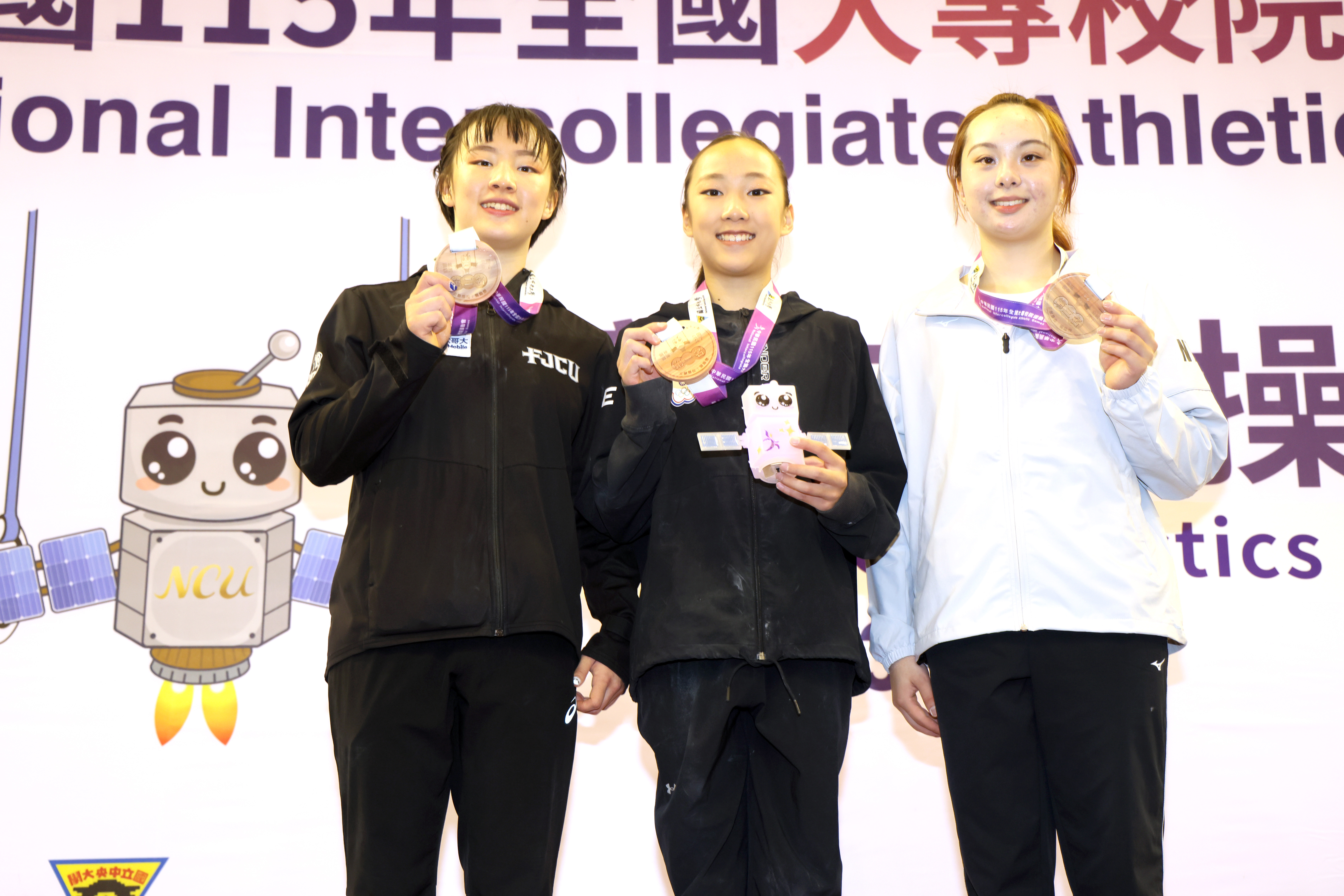 丁華恬(左起)、廖奕淳奪金。運發中心提供