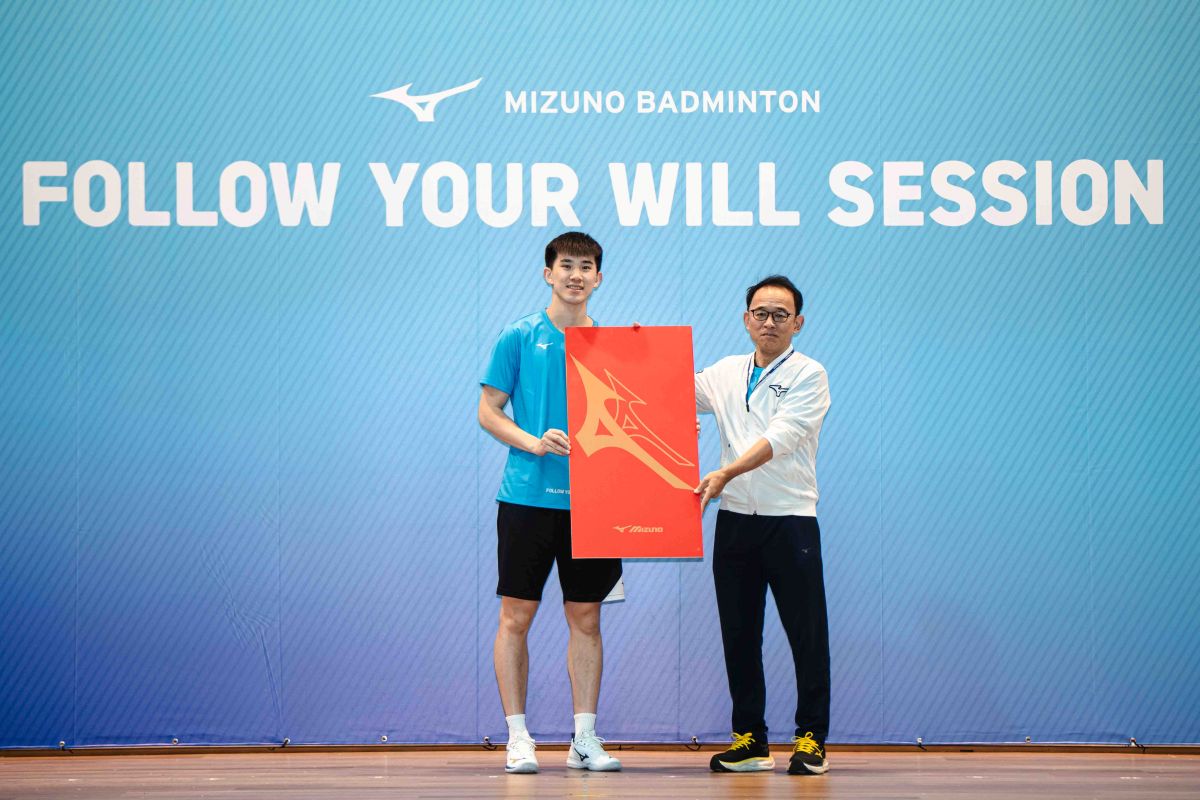 台灣美津濃總經理福知真先生頒贈獎金予獲得全英公開賽混雙金牌的葉宏蔚選手。官方提供