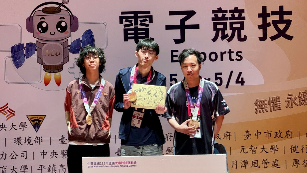 名古屋亞運國手世新大學新鮮人陳又綱(左)在全大運獲得銀牌。運發中心提供