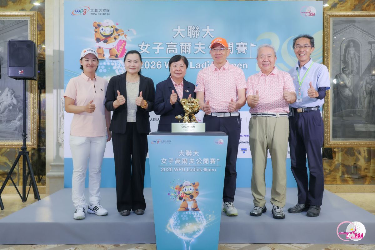 大聯大控股黃偉祥董事長(右3)大聯大控股張蓉崗執行長暨賽事總指揮(右2)TLPGA黃璧洵理事長（左3）揚昇高爾夫鄉村俱樂部黃美蘭總經理（左2）tlpga裁判長劉宇和（右1）及選手代表李旻。葉勇宏攝