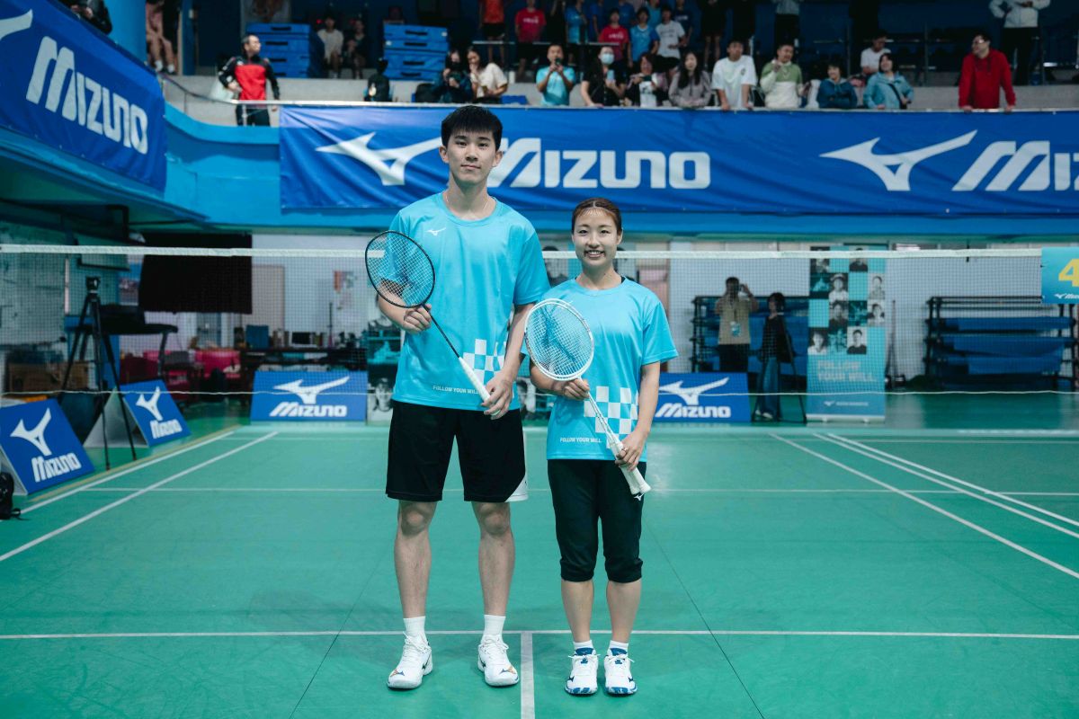 奧原希望與美津濃簽約選手葉宏蔚合影。官方提供