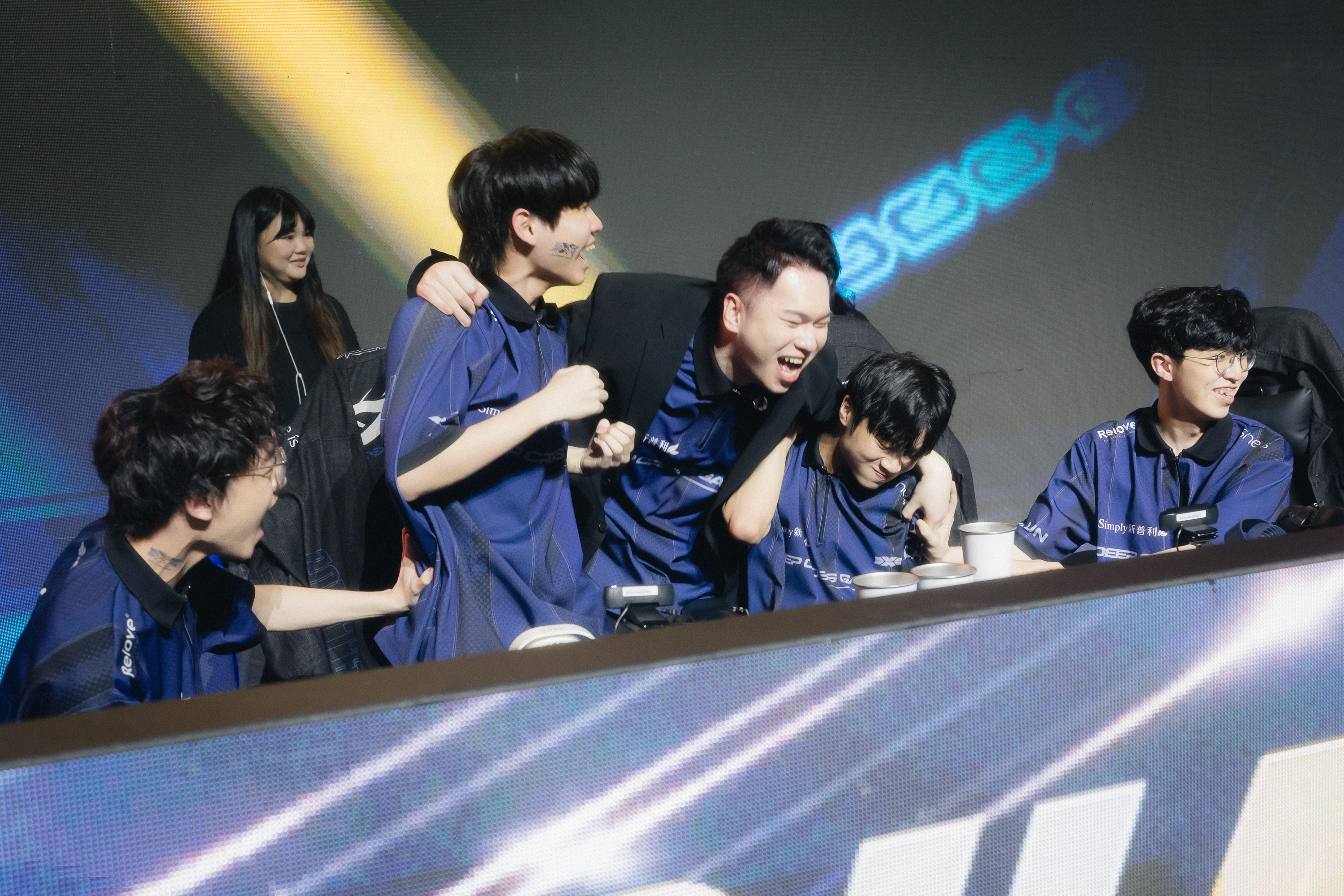教練 Hanzo 與 Dcg 成員在奪冠時激動擁抱。電競協會提供
