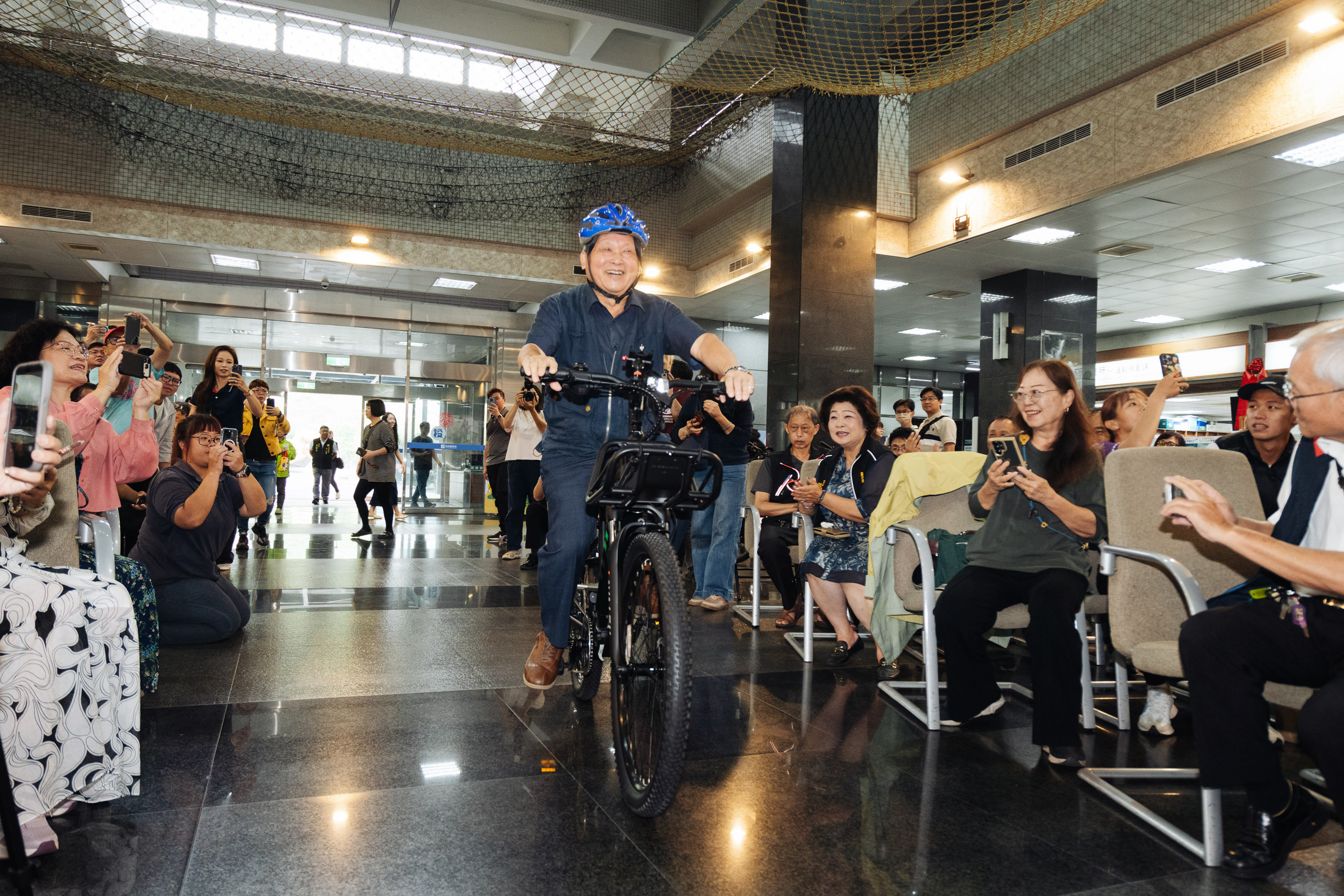 王瑞德副縣長騎電輔車進場。大會提供