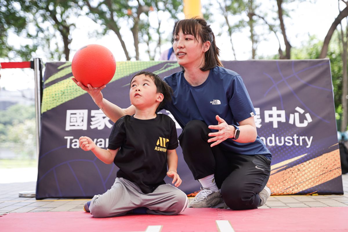 運發中心邀請女排國手蕭湘凌現場指導坐地排球體驗活動。國發中心提供