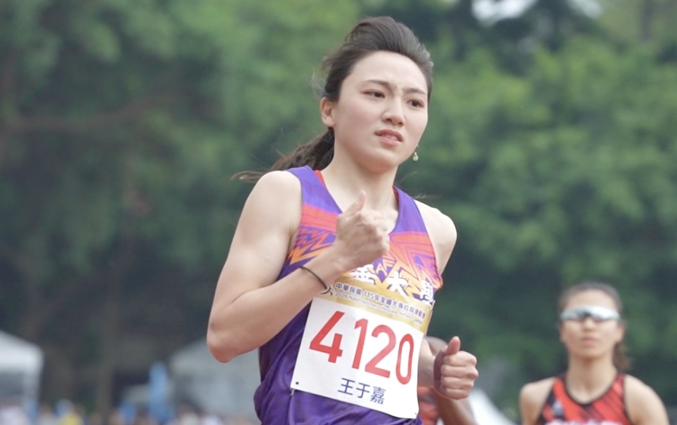 王于嘉衛冕一般組100公尺。全大運提供