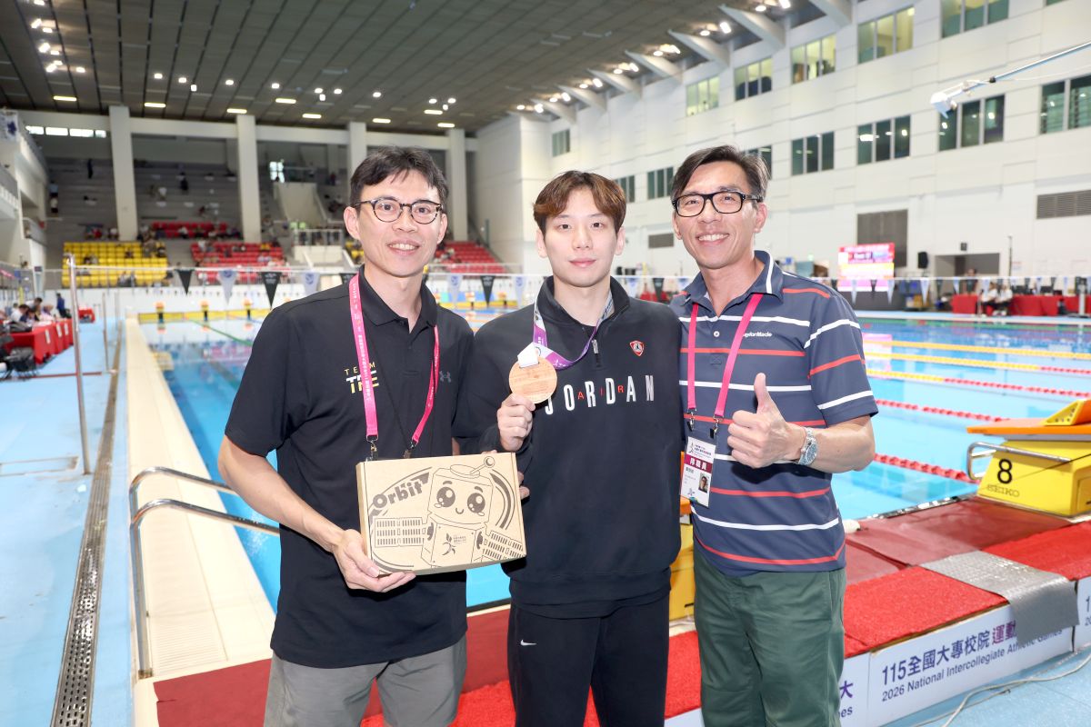 王冠閎(中)和教練黃智勇(左1)合作無間。運發中心提供