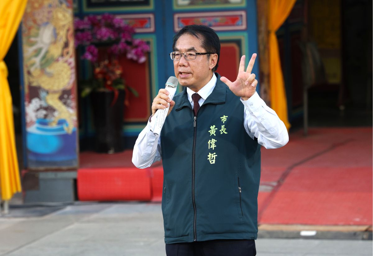 市長黃偉哲為龍舟點燈並指出有8艘大龍舟。台南市體育局提供