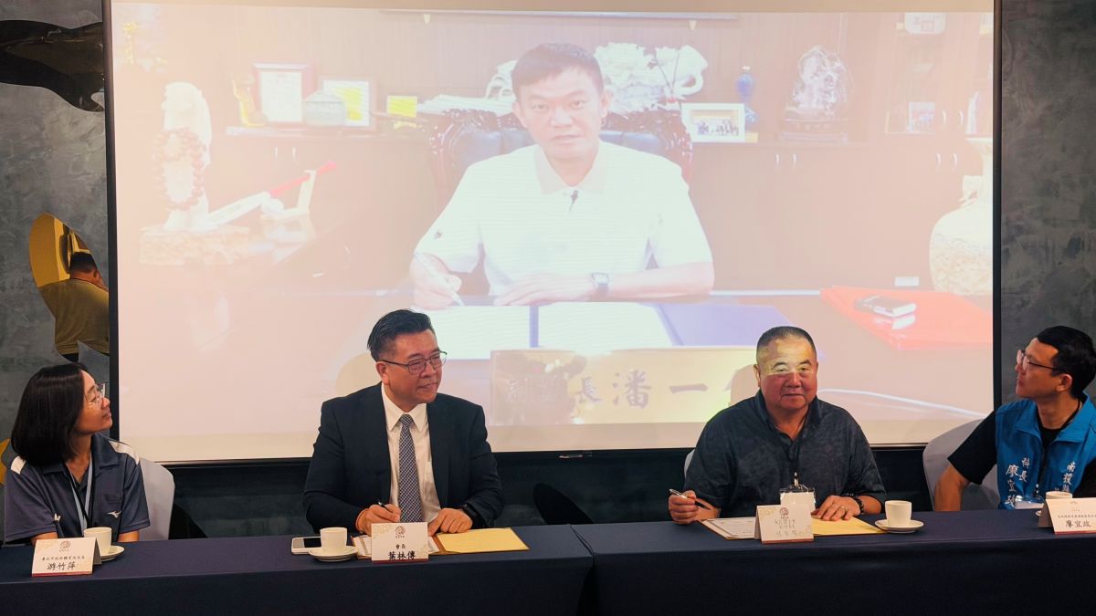 「影片同步連線」方式串聯臺北市與南投縣，透過科技即時同步與跨區域交流模式。法新社
