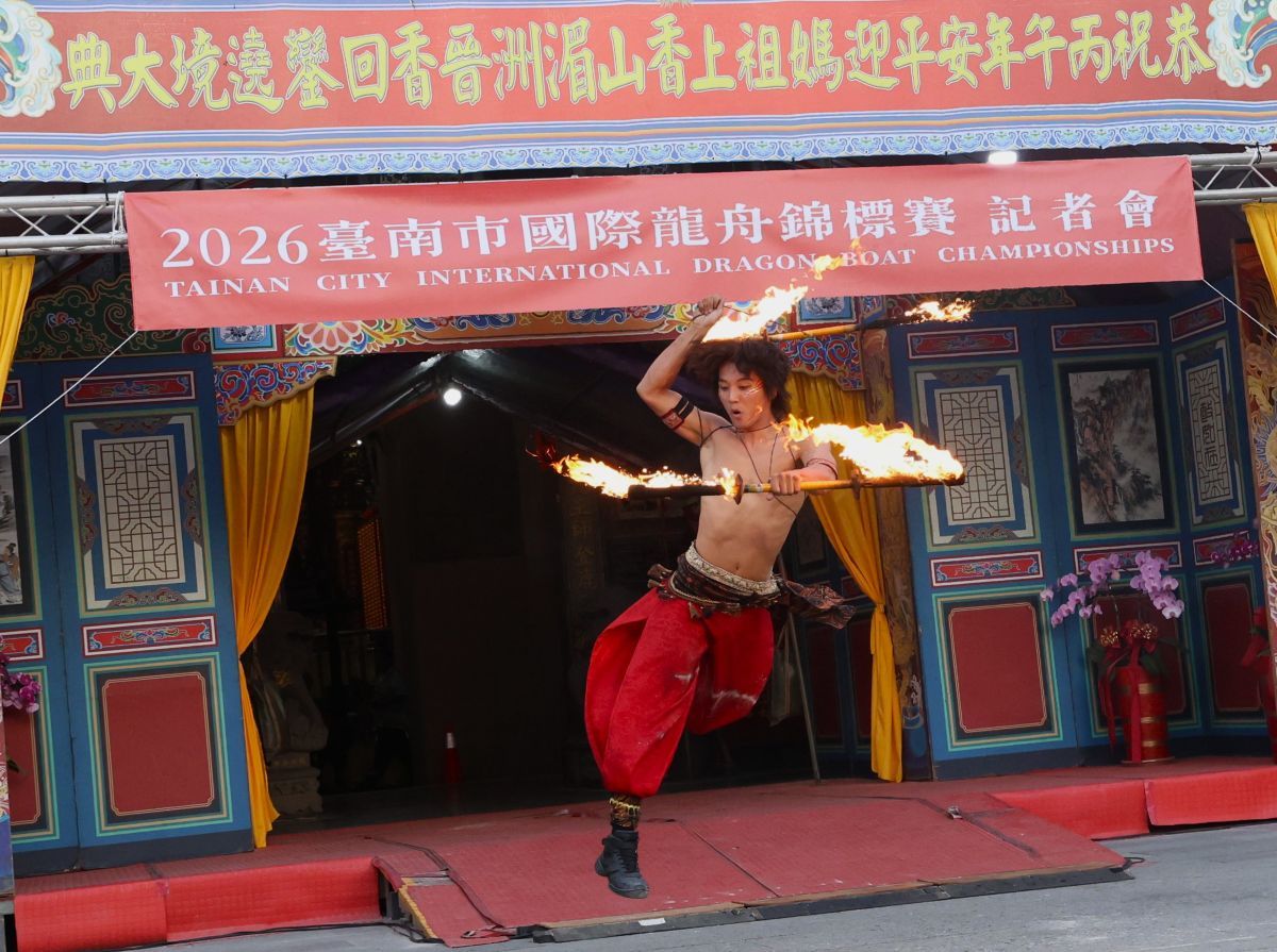  龍舟開幕式將邀請「即將成真火舞團」精彩聲光火舞演出。台南市體育局提供