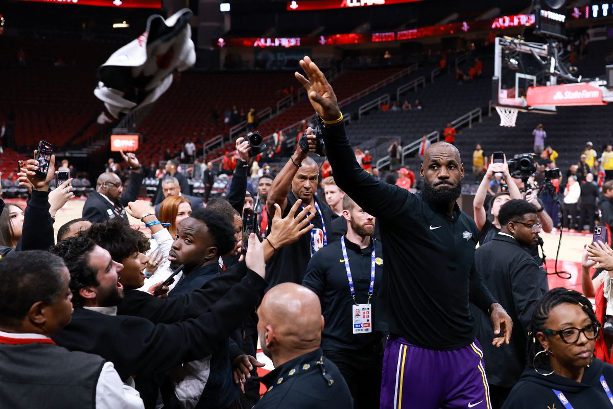 詹姆斯（LeBron James）再次上演「時光倒流」的戲碼，全場25投10中，攻下28分、8助攻、7籃板、3失誤。法新社