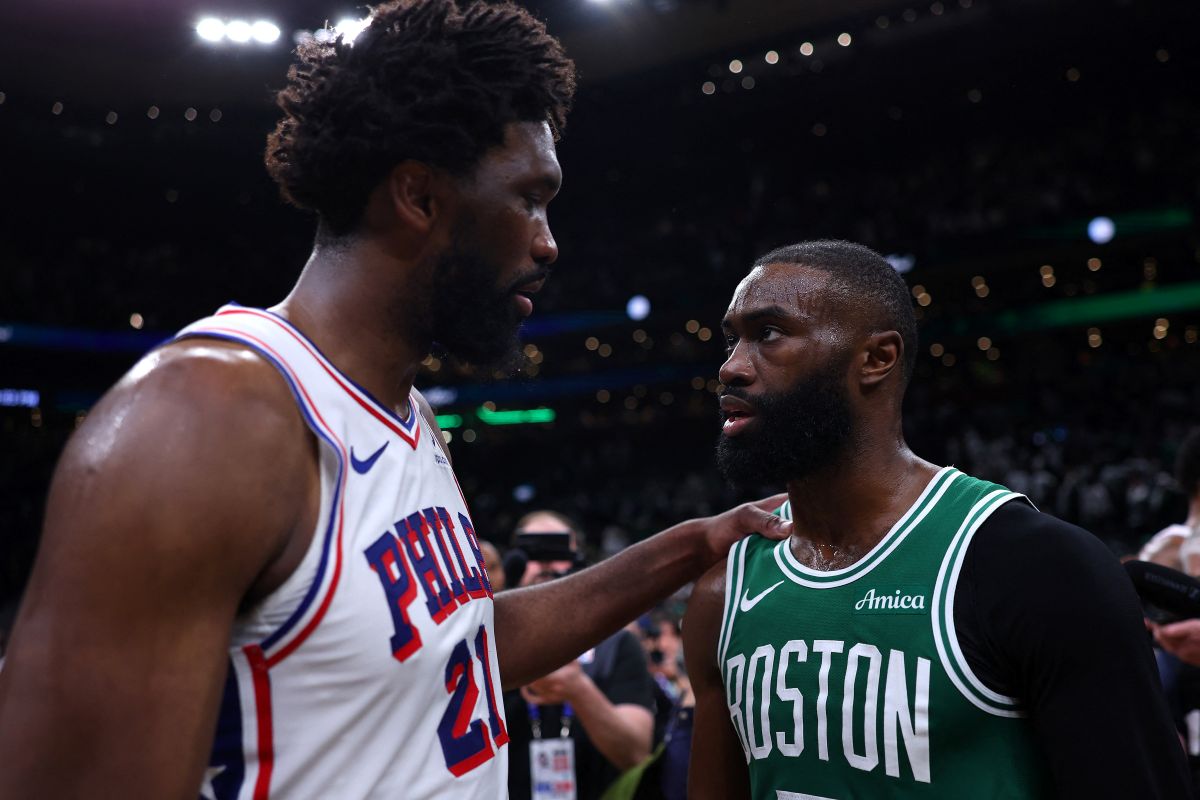 塞爾提克前鋒布朗（Jaylen Brown，右）不滿恩比德（Joel Embiid，左）假摔。法新社