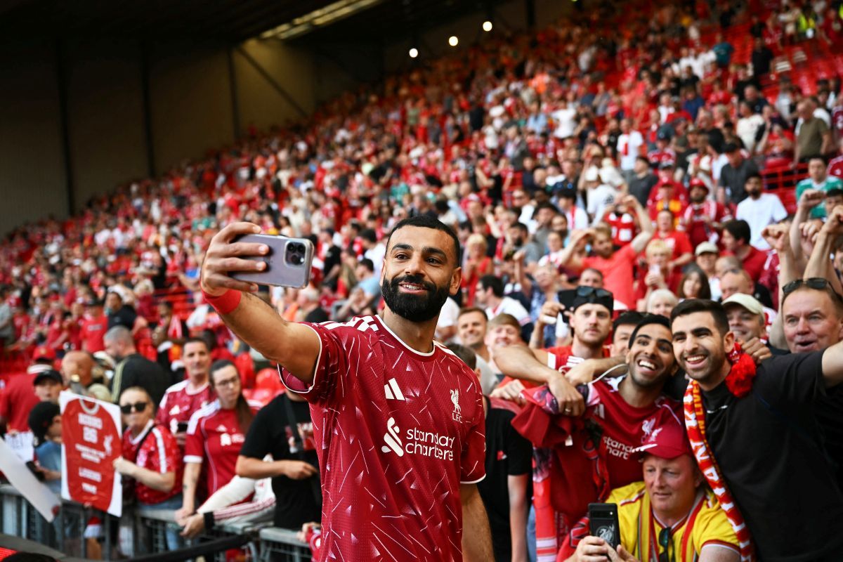 埃及球星薩拉赫(Mohamed Salah)踢完紅軍的最後一役與球迷合照。法新社