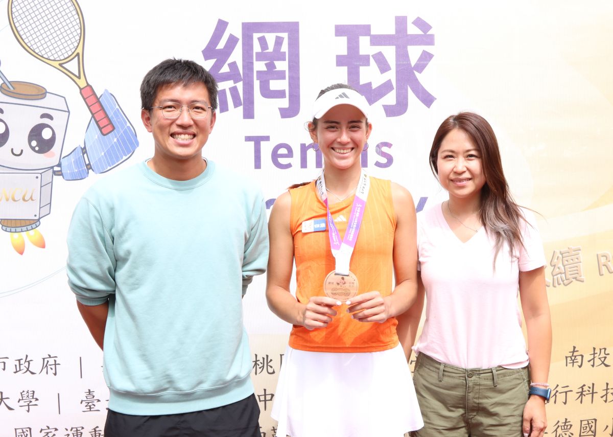 萬奕彣(左)奪金後和母親、教練王郁昌(左)合影留念。四維體育推廣教育基金會 提供