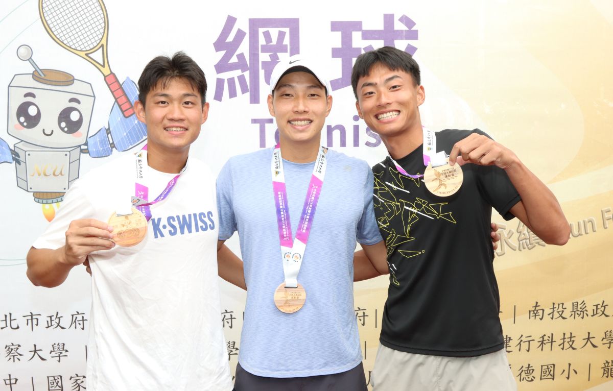 獲得男雙金牌的台師大黃奕翔(右)、蔡右承(左)，和混雙銀牌林南勳(中)展示獎牌。四維體育推廣教育基金會 提供