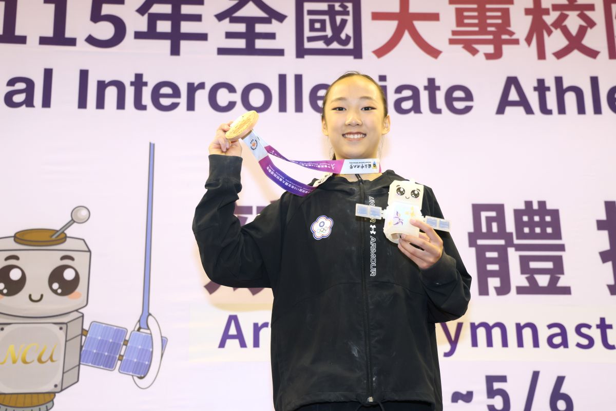政治大學新鮮人廖奕淳摘全大運首金。全大運辦公室提供