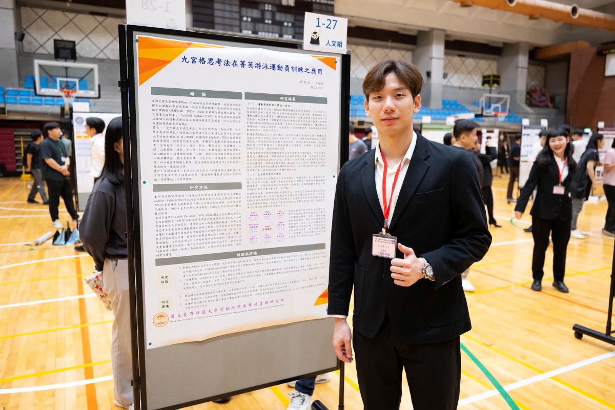 王冠閎少見穿西裝參加研究的海報發表會。黃智勇提供