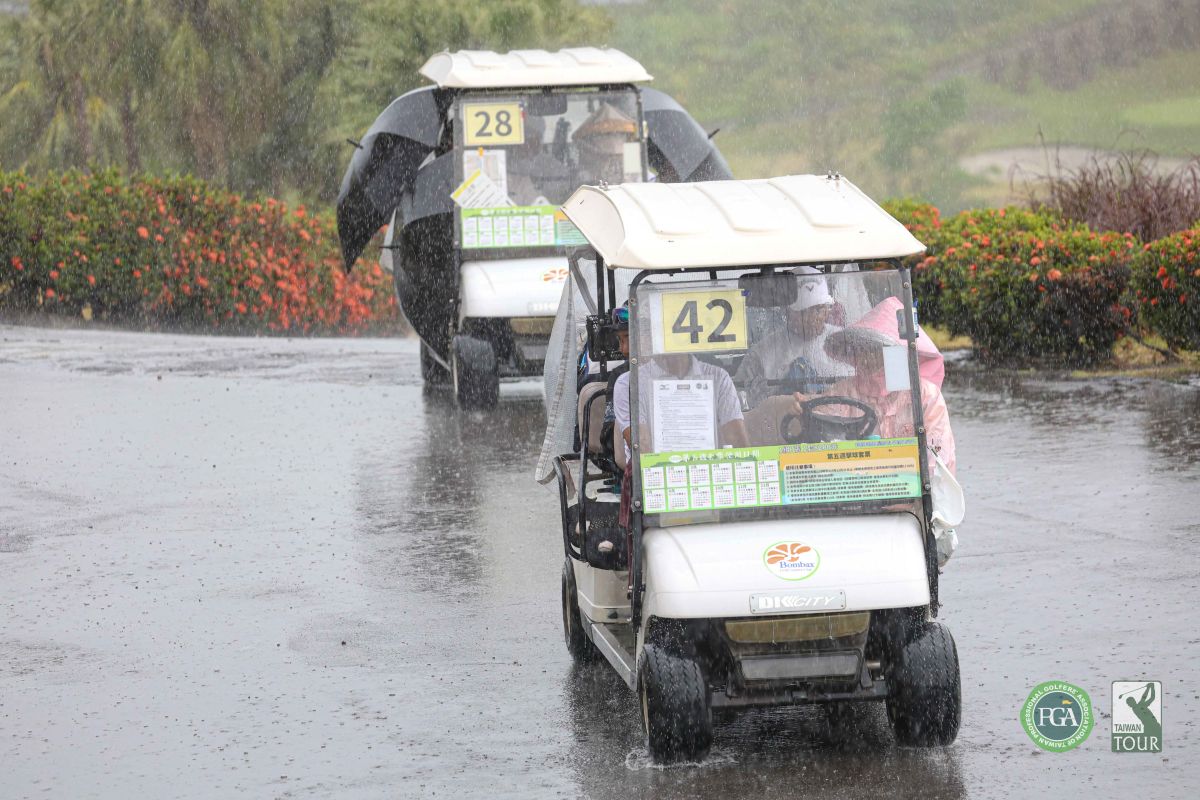 下午場受到雷雨影響兩次暫停比賽。Tpga／林聖凱攝