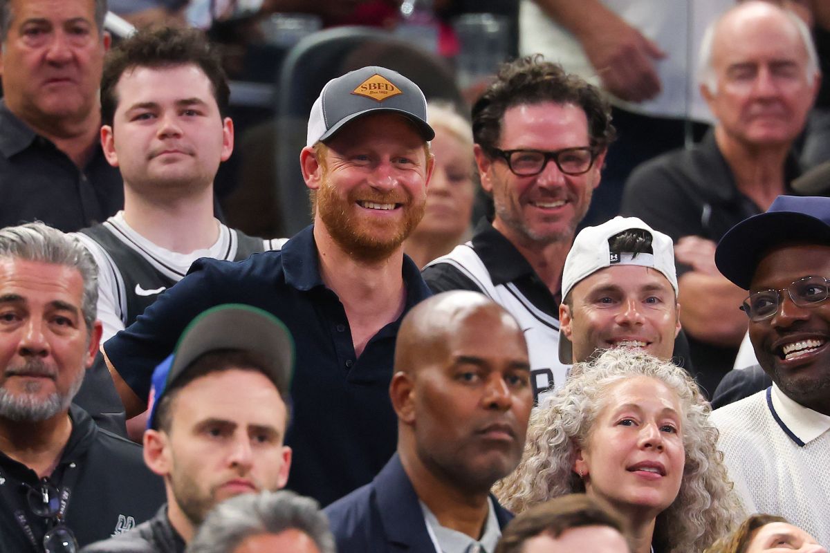 英國哈利王子(Prince Harry)今在美國NBA總冠軍賽第五戰意外現身。法新社
