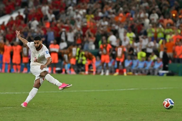 塞巴里(Ismael Saibari)射進致勝球。法新社