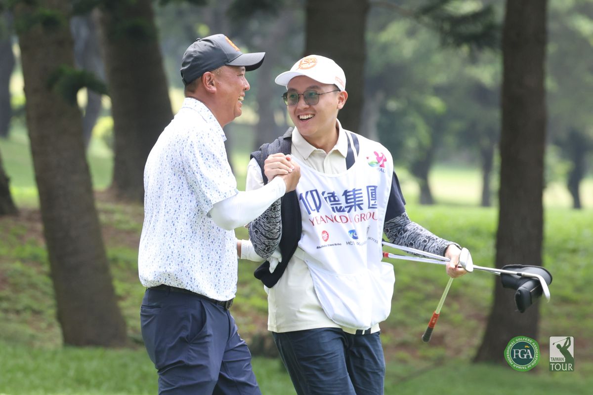 呂偉智兒子擔任桿弟開心擊拳慶祝冠軍。Tpga/林聖凱攝影