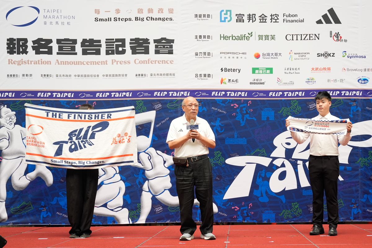 松山慈祐宮提供完賽跑者大毛巾。中華民國路跑協會提供