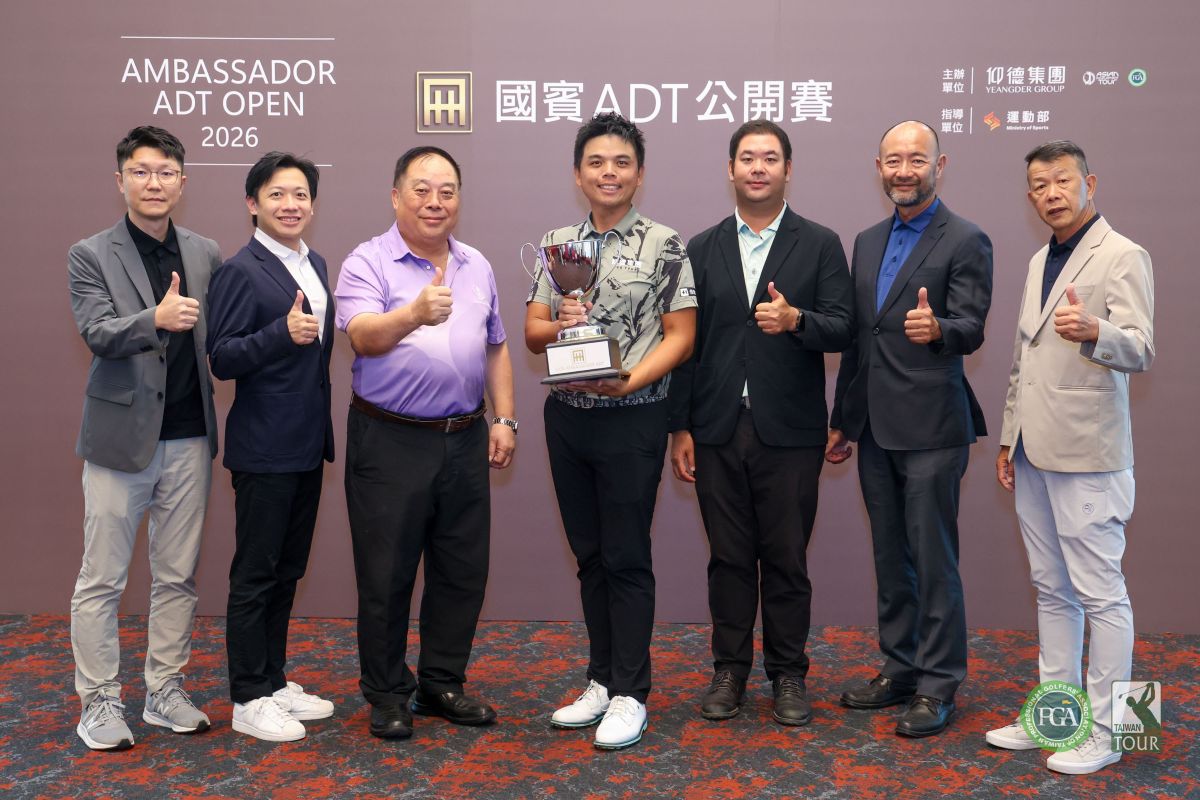頒獎典禮貴賓和冠軍選手洪健堯(中)合影。Tpga/林聖凱攝影