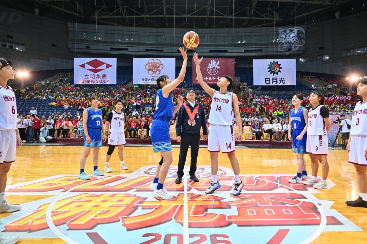 高雄市長陳其邁(中)為女籃球賽開球，鼓勵選手展現青春熱力。佛光山提供