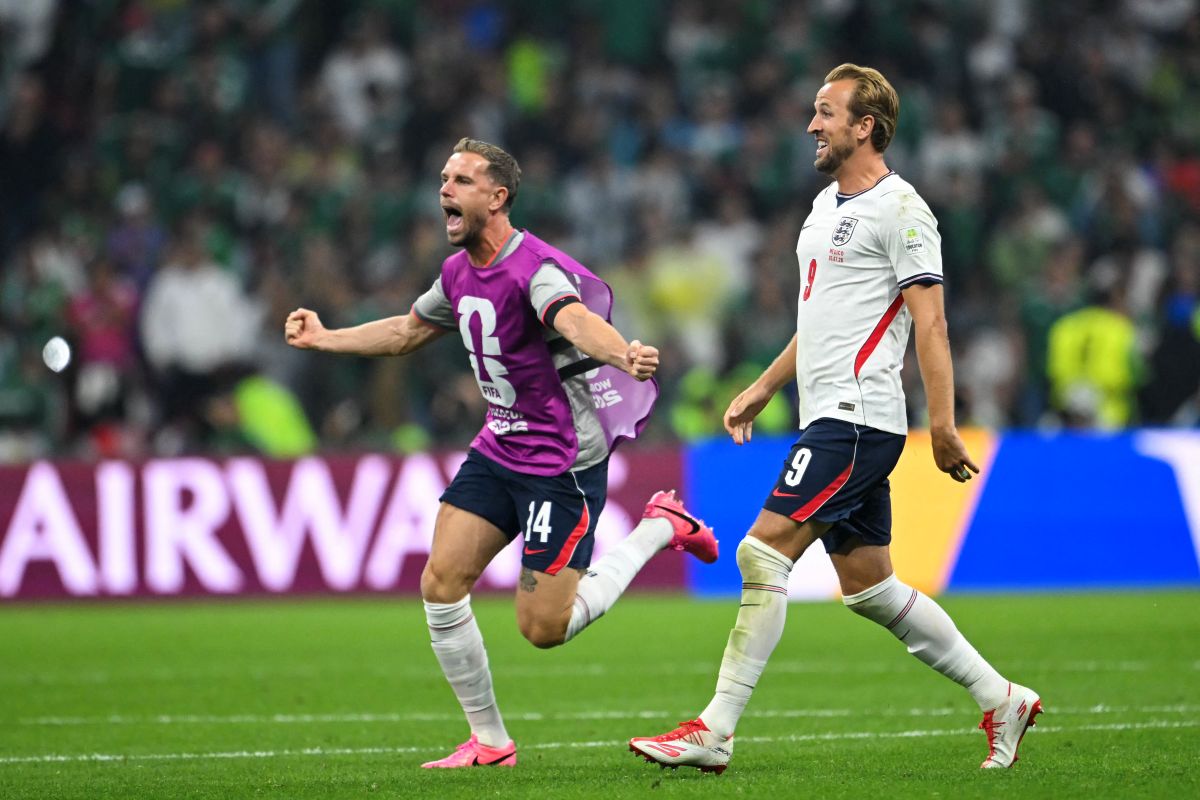 英格蘭中場大將韓德森(Jordan Henderson,左)在慶祝時不慎重摔被抬出場。法新社