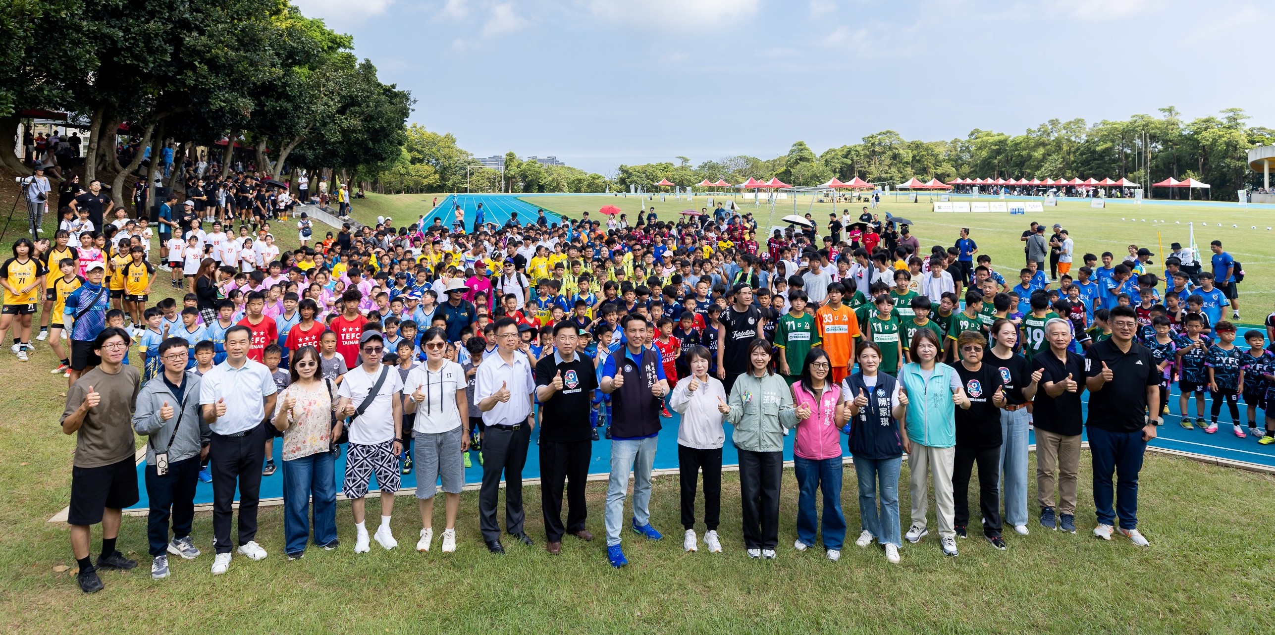 台灣國際足球邀請賽開幕典禮貴賓與參賽選手大合照。大會提供