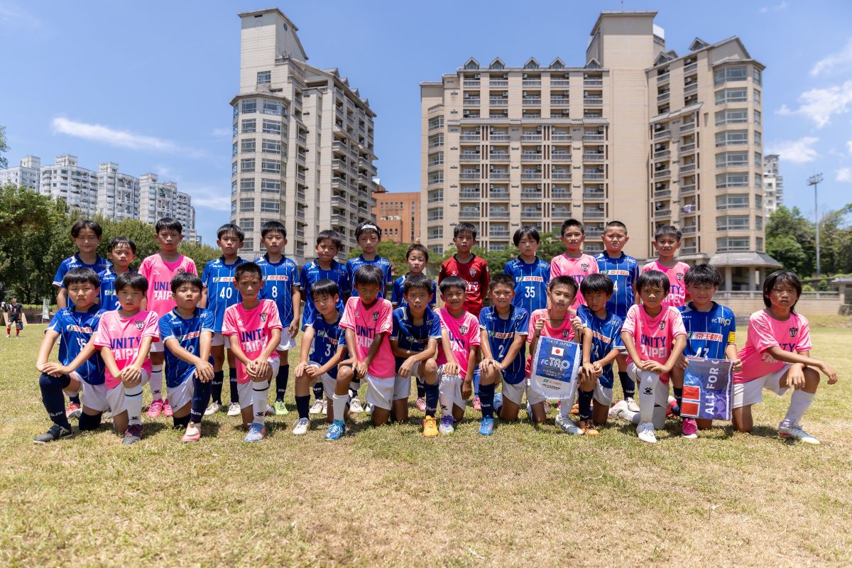 台灣國際足球邀請賽U-10組冠軍由Unity對上Fc Toripletta以球會友賽後兩隊留下合影。大會提供
