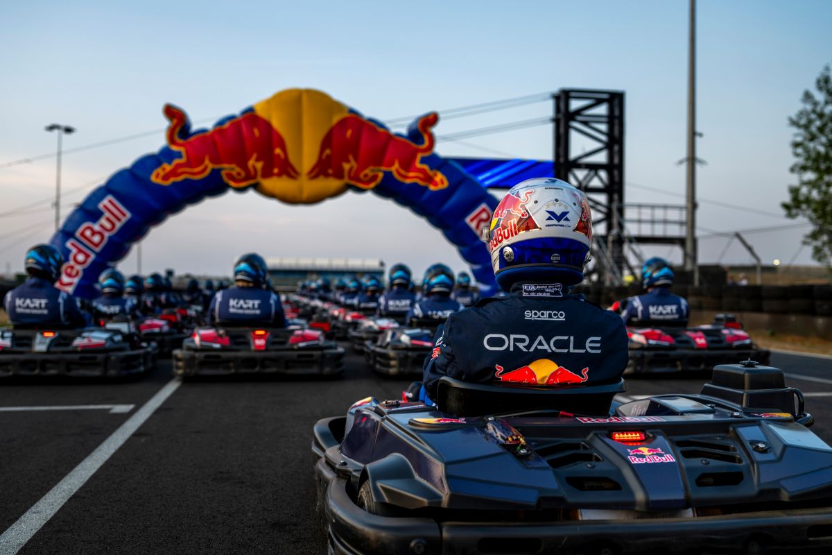 四屆F1世界冠軍Max Verstappen將於Max Vs 100重返卡丁車賽道,從百人車陣最後方展開超車挑戰。Red Bull提供
