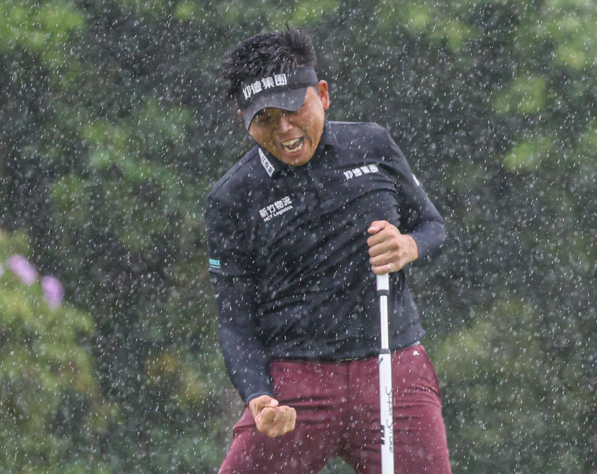 洪健堯在雨中延長賽抓鳥拿下冠軍開心握拳吶喊。tpga/林聖凱攝