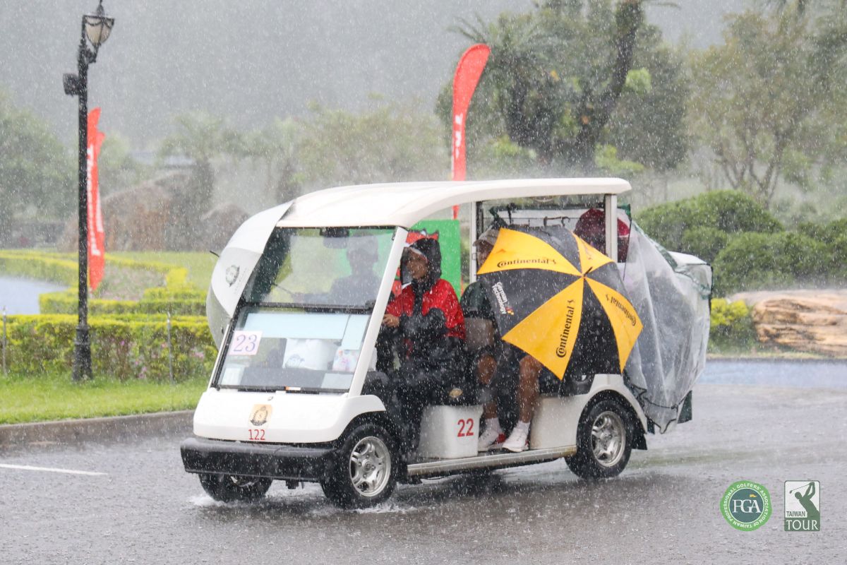 第一回合下午因暴雨影響暫停比賽，選手返回House休息雨停再出發。Tpga/林聖凱攝