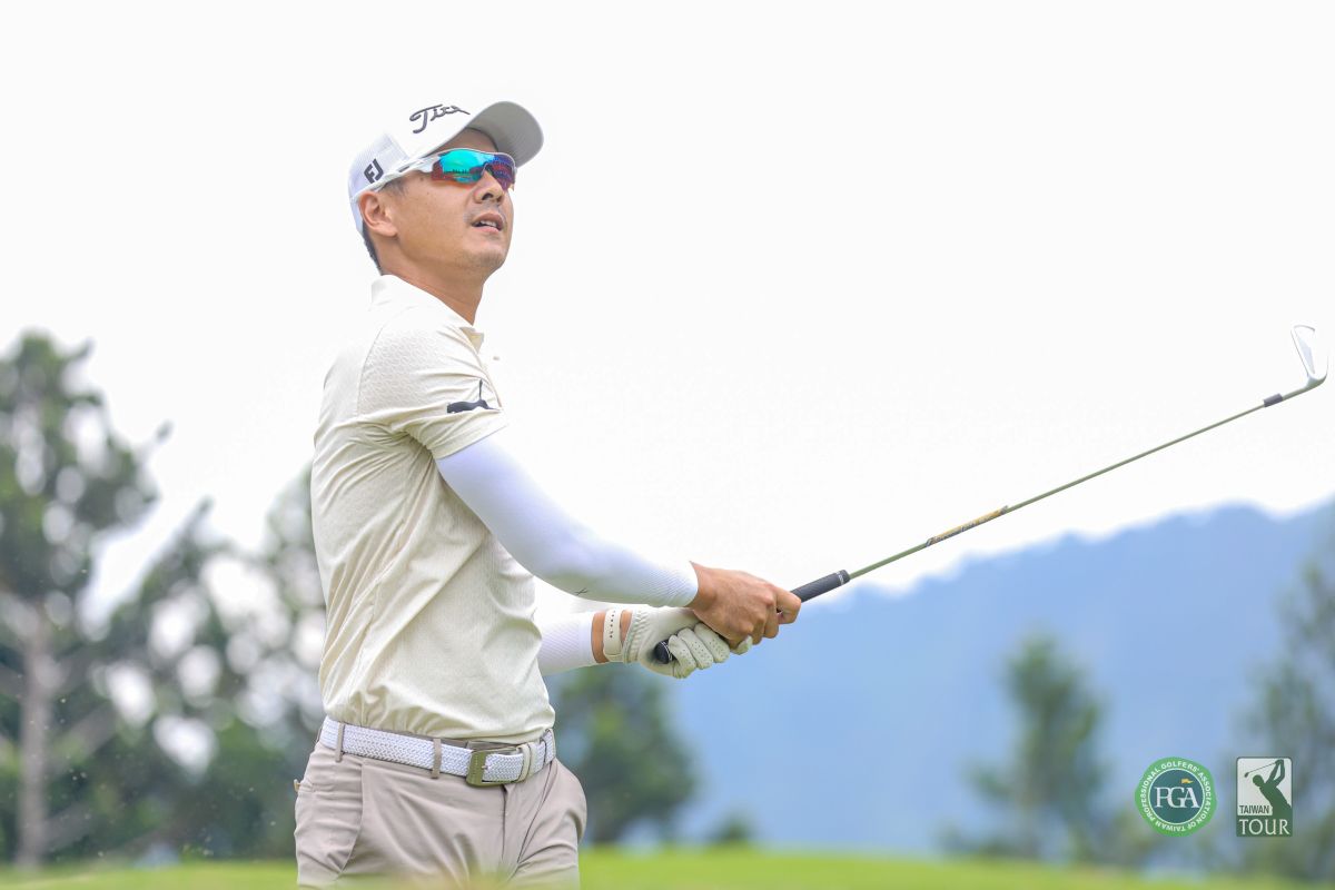 許智凱第一回合在第三洞Par 5以兩桿進洞抓下信天翁。Tpga/林聖凱攝