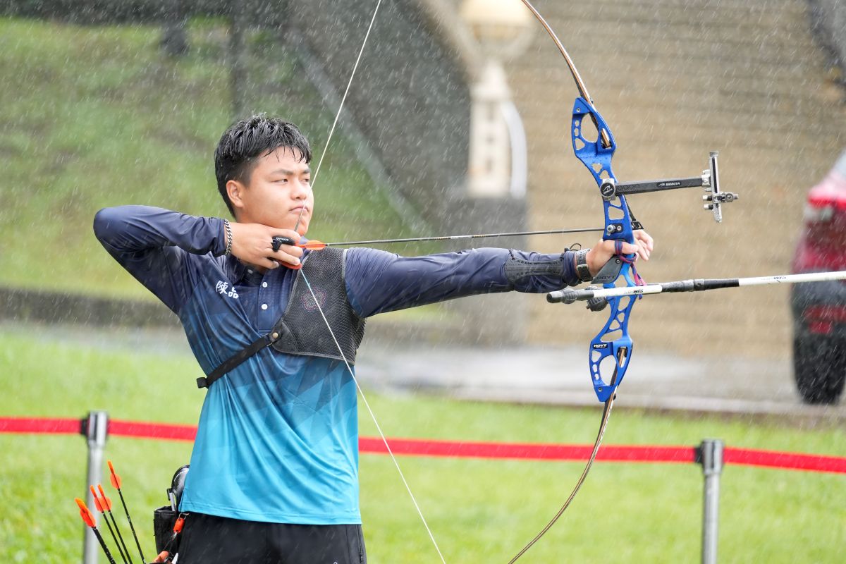 陳品安初生之犢不畏虎接連擊敗功勳學長。射箭協會提供