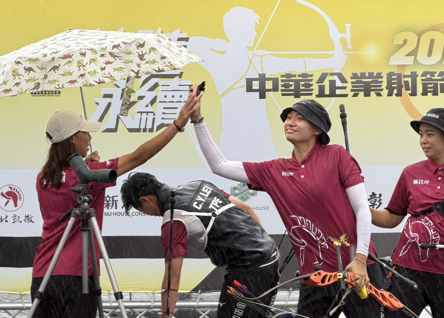 隋昀瑾(右)助新北凱撒拿下女單和女團勝利。射箭協會提供