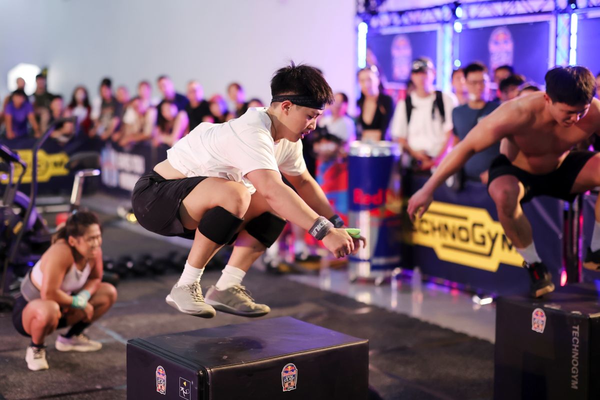 面對高強度波比跳過跳箱L7 Lian Crossfit隊員洪寀睿在 Red Bull Gym Clash 賽場上全力推進。Red Bull提供