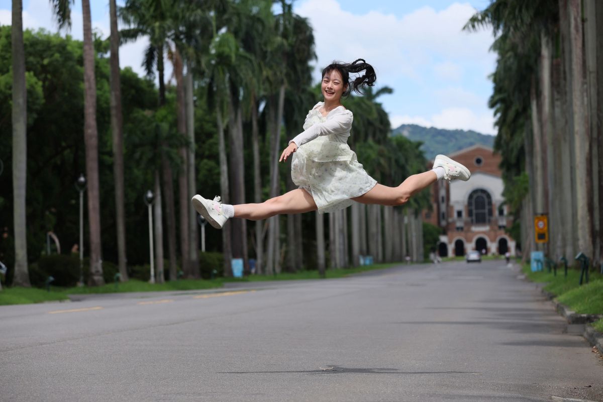 飛越台大椰林大道,昀妤展現青春美感。特約記者 郭運復攝
