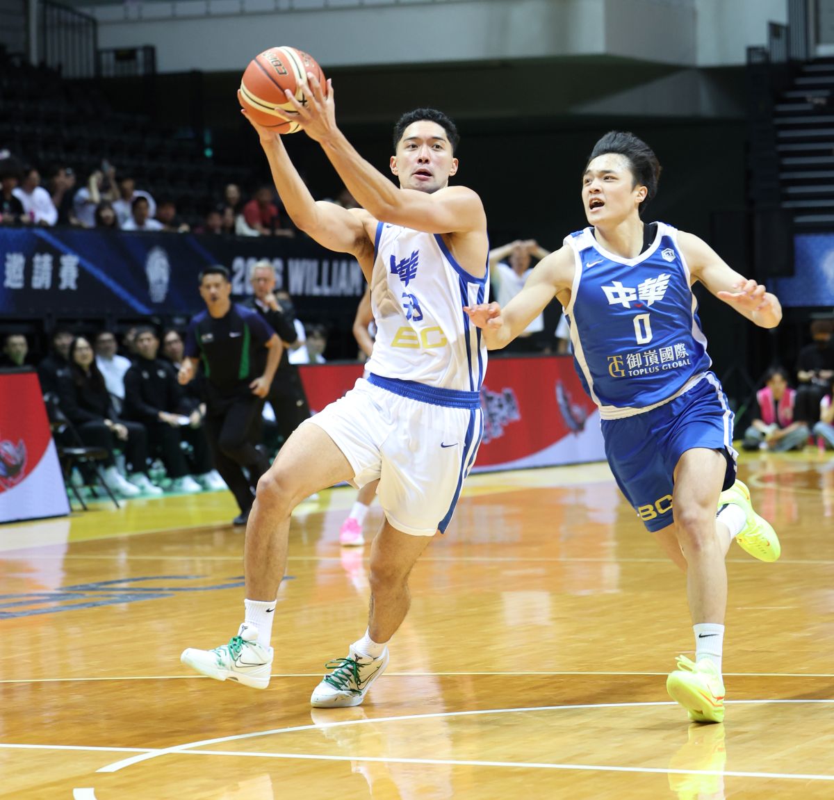 中華藍,憑藉雷蒙恩(左)18分、11籃板、6助攻的全能表現。大會提供
