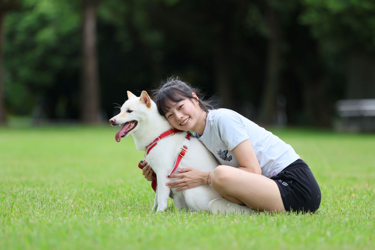學業與運動之外,昀妤最愛陪狗狗玩。特約記者 郭運復攝