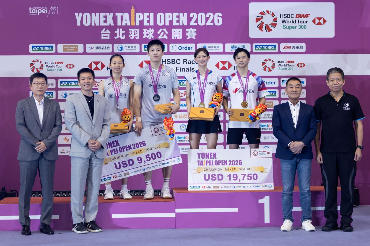 運動部長李洋(左2)親自頒獎給混雙銀牌台將楊博軒/胡綾芳。汪毅勤攝
