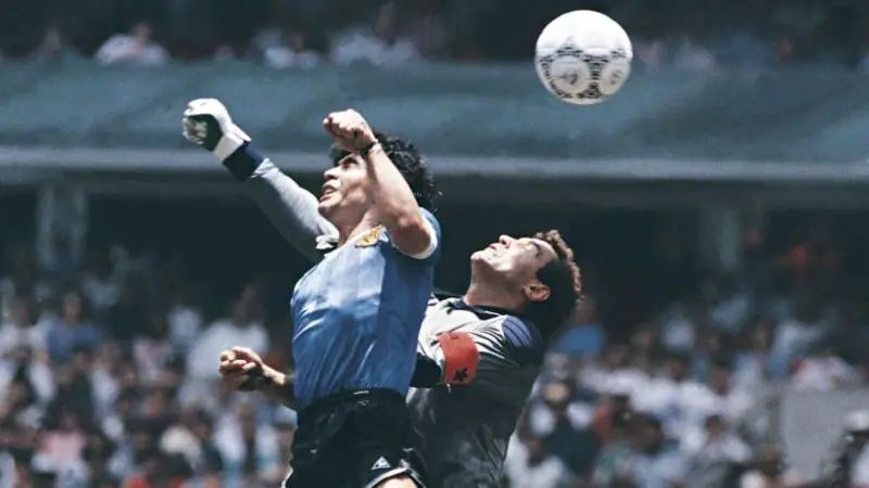 馬拉度納(Diego Maradona)在1986年世界盃創造「上帝之手」奇蹟的比賽用球今拍賣出百億。法新社