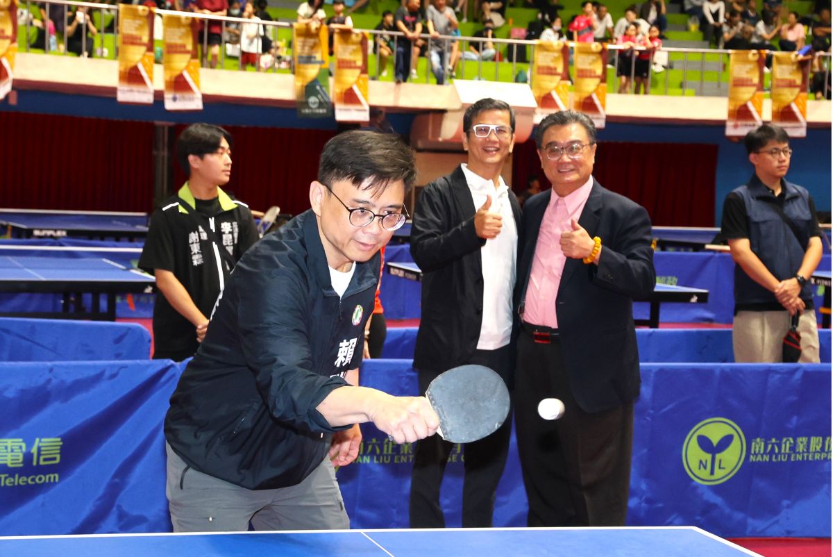 立委賴瑞隆親自下場與年輕選手切磋球技並進行開球。台灣體育總會桌球協會提供