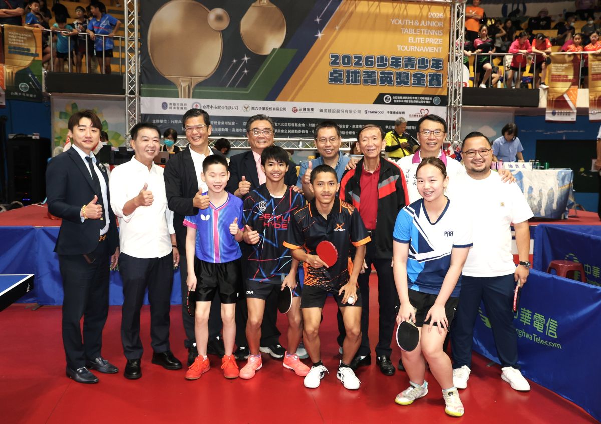 2026少年青少年桌球菁英賽開幕式開球來賓與選手合影。台灣體育總會桌球協會提供