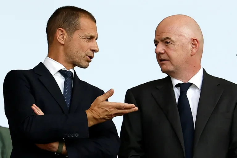 歐足聯主席切費林(Aleksander Ceferin,左)公開挑戰國際足總主席英凡蒂諾(Gianni Infantino)。法新社