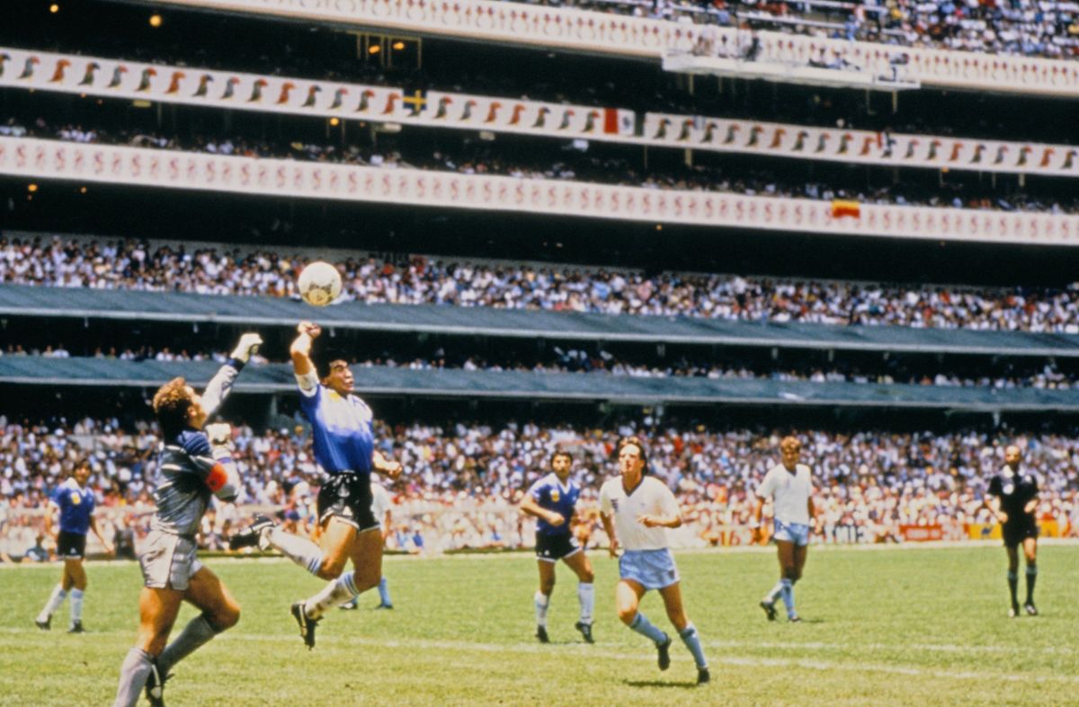 阿根廷傳奇球星馬拉度納（Diego Maradona）在1986年世界盃創造「上帝之手」與「世紀進球」的比賽用球本月將拍賣。法新社