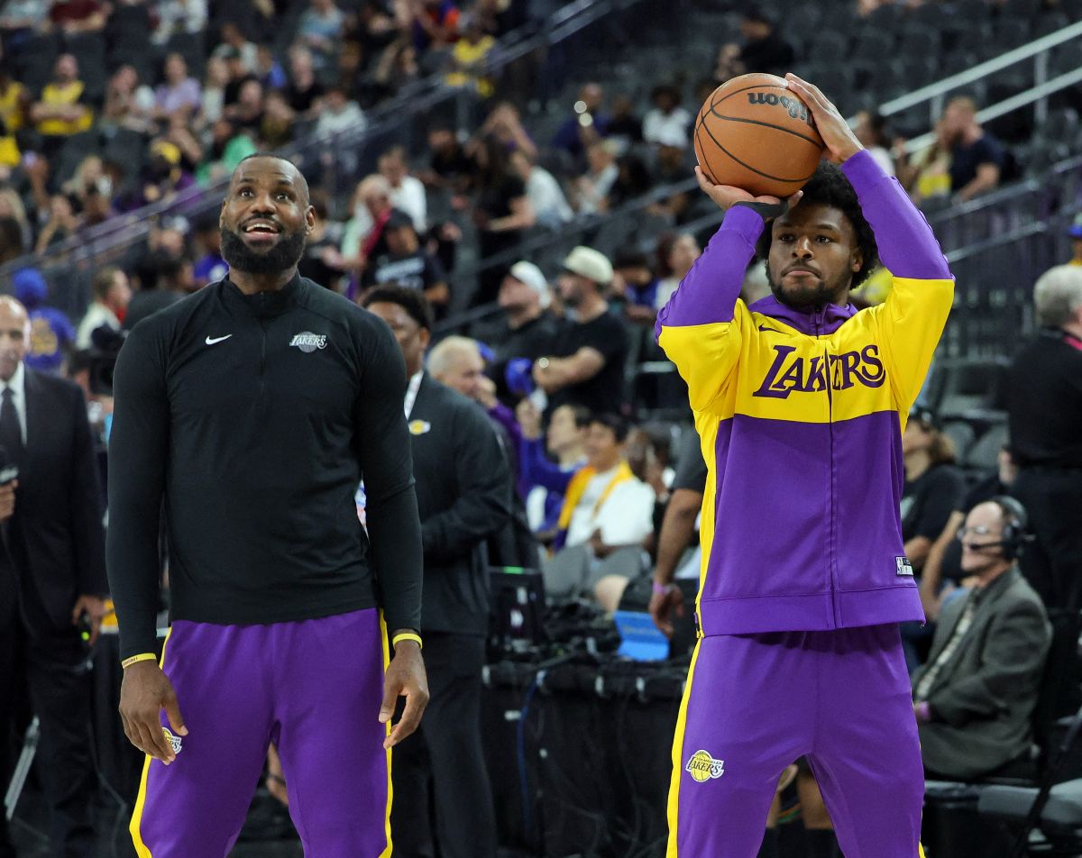 詹姆斯(LeBron James,左)今夏轉戰76人,但是他的兒子布朗尼(Bronny James,右)卻還留在湖人。法新社